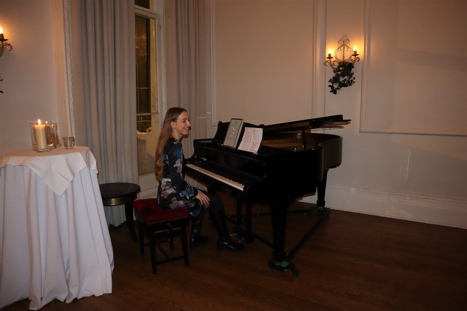 Roksana Dąbkowska at the piano during the carol singing