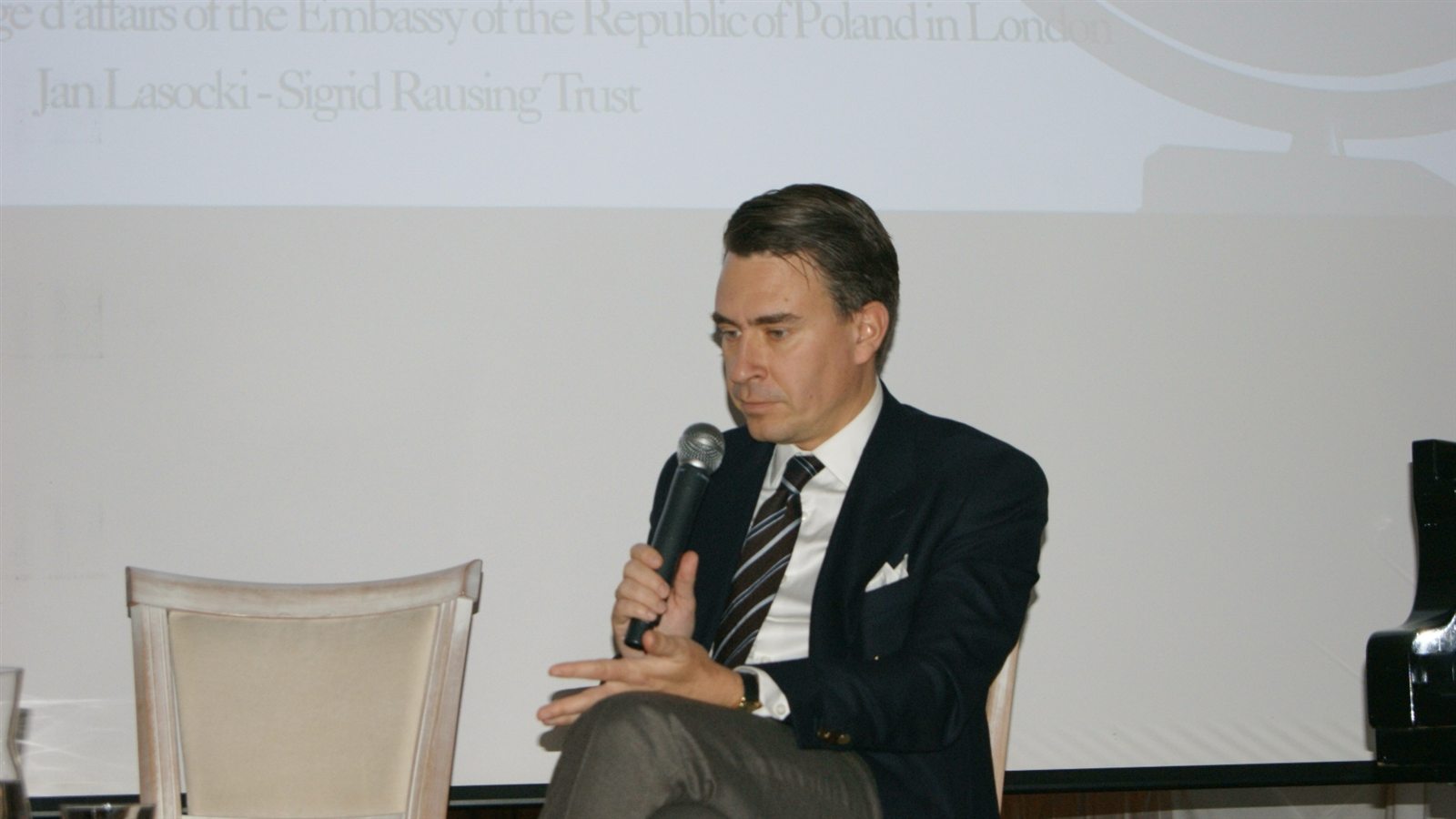Chargé d'affaires Jerzy Boczkowski speaking at the Congress